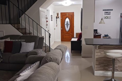 Touwnhouse à vendre à Miami, Floride: 4 chambres, 141.4 m2 № 2015335 - photo 2