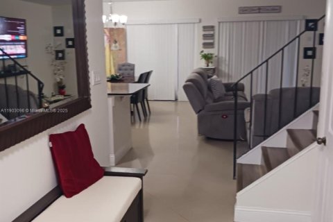 Touwnhouse à vendre à Miami, Floride: 4 chambres, 141.4 m2 № 2015335 - photo 11