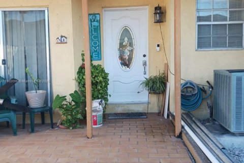 Touwnhouse à Miami, Floride 4 chambres, 141.4 m2 № 2015335