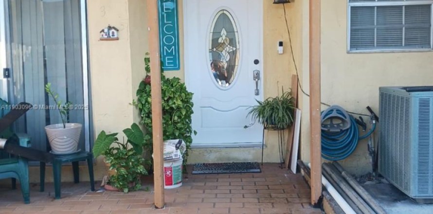 Touwnhouse à Miami, Floride 4 chambres, 141.4 m2 № 2015335