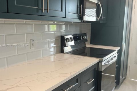 Снять в аренду кондоминиум в Норт-Майами-Бич, Флорида 1 спальня, 63.55м2, № 2003702 - фото 2