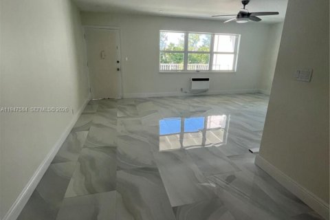 Снять в аренду кондоминиум в Норт-Майами-Бич, Флорида 1 спальня, 63.55м2, № 2003702 - фото 3