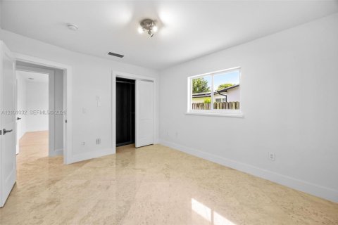 House in Palmetto Bay, Florida 4 bedrooms, 275.08 sq.m. № 2402456 - photo 16