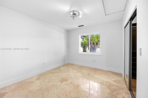 House in Palmetto Bay, Florida 4 bedrooms, 275.08 sq.m. № 2402456 - photo 13