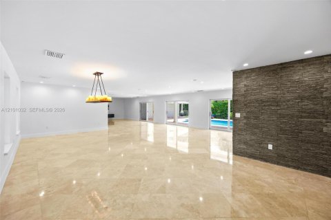 House in Palmetto Bay, Florida 4 bedrooms, 275.08 sq.m. № 2402456 - photo 6