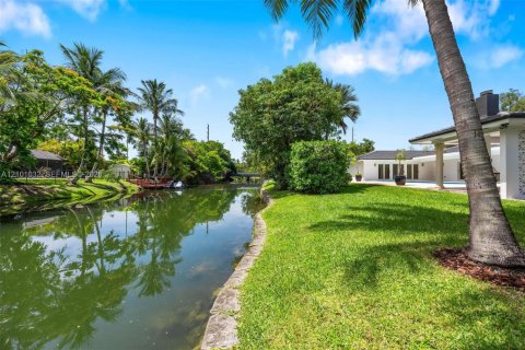 House in Palmetto Bay, Florida 4 bedrooms, 275.08 sq.m. № 2402456 - photo 2