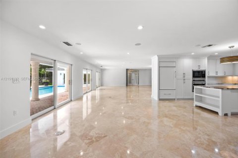 House in Palmetto Bay, Florida 4 bedrooms, 275.08 sq.m. № 2402456 - photo 10