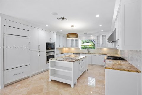 House in Palmetto Bay, Florida 4 bedrooms, 275.08 sq.m. № 2402456 - photo 5