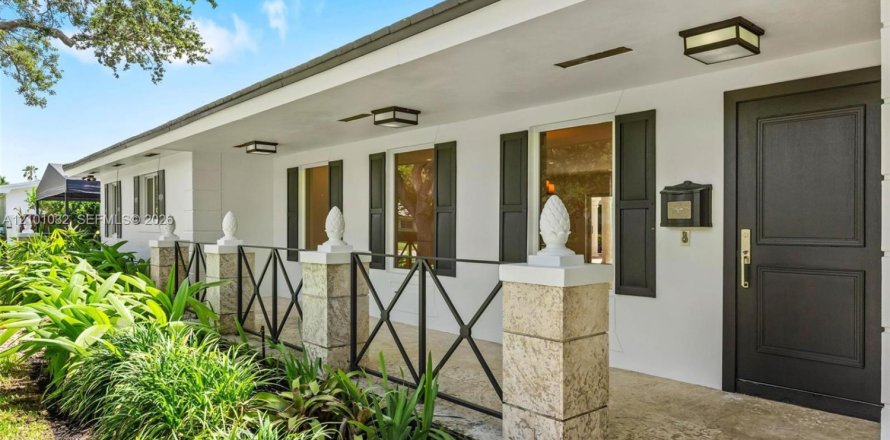 House in Palmetto Bay, Florida 4 bedrooms, 275.08 sq.m. № 2402456