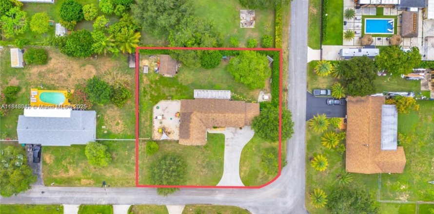 House in Homestead, Florida 3 bedrooms, 157.1 sq.m. № 1844047
