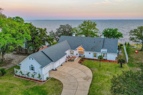 Casa en venta en Freeport, Florida, 4 dormitorios, 469.99 m2 № 560227 - foto 1