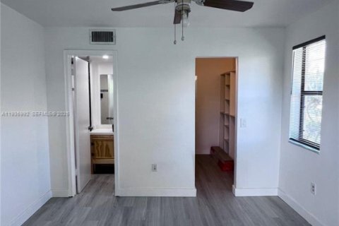 Condo in Pembroke Pines, Florida, 2 bedrooms  № 1994075 - photo 15