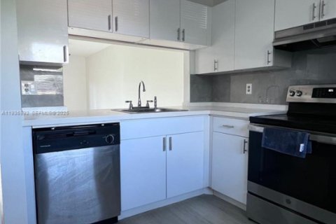 Condo in Pembroke Pines, Florida, 2 bedrooms  № 1994075 - photo 6