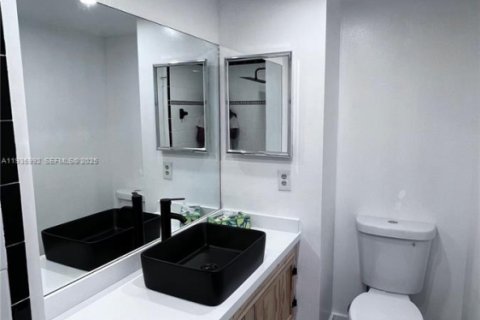 Condo in Pembroke Pines, Florida, 2 bedrooms  № 1994075 - photo 11
