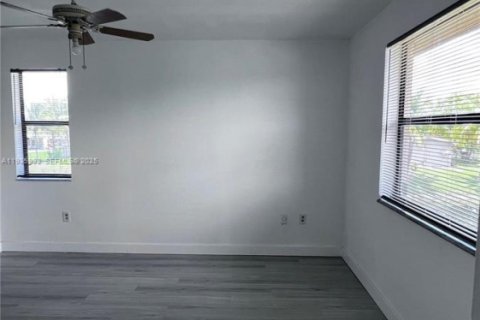 Condo in Pembroke Pines, Florida, 2 bedrooms  № 1994075 - photo 14