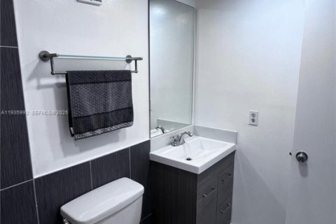 Condo in Pembroke Pines, Florida, 2 bedrooms  № 1994075 - photo 13