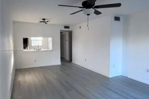 Condo in Pembroke Pines, Florida, 2 bedrooms  № 1994075 - photo 8
