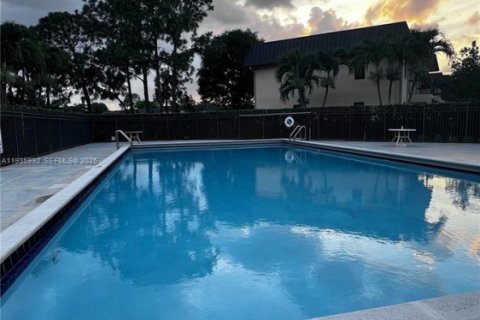 Condo in Pembroke Pines, Florida, 2 bedrooms  № 1994075 - photo 3