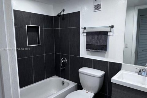 Condo in Pembroke Pines, Florida, 2 bedrooms  № 1994075 - photo 17