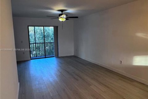 Condo in Pembroke Pines, Florida, 2 bedrooms  № 1994075 - photo 10