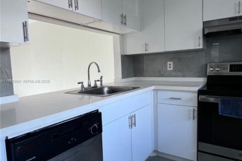 Condo in Pembroke Pines, Florida, 2 bedrooms  № 1994075 - photo 5