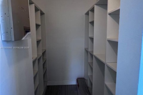 Condo in Pembroke Pines, Florida, 2 bedrooms  № 1994075 - photo 16