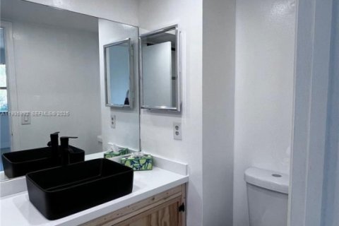Condo in Pembroke Pines, Florida, 2 bedrooms  № 1994075 - photo 12