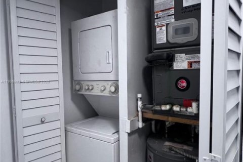 Condo in Pembroke Pines, Florida, 2 bedrooms  № 1994075 - photo 7