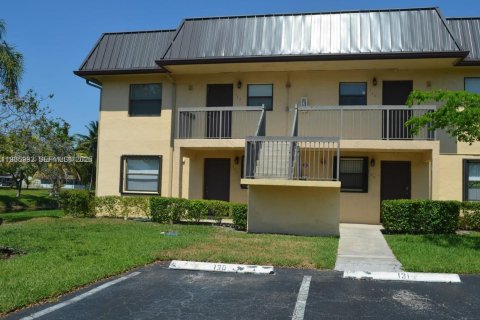 Condo in Pembroke Pines, Florida, 2 bedrooms  № 1994075 - photo 1