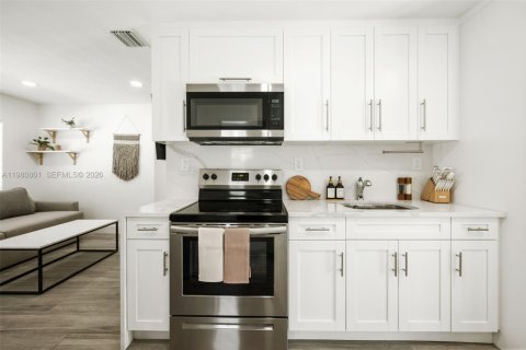 House in Pompano Beach, Florida 4 bedrooms, 91.79 sq.m. № 2079928 - photo 7