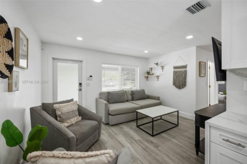 House in Pompano Beach, Florida 4 bedrooms, 91.79 sq.m. № 2079928 - photo 4