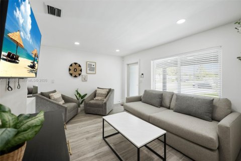 House in Pompano Beach, Florida 4 bedrooms, 91.79 sq.m. № 2079928 - photo 3