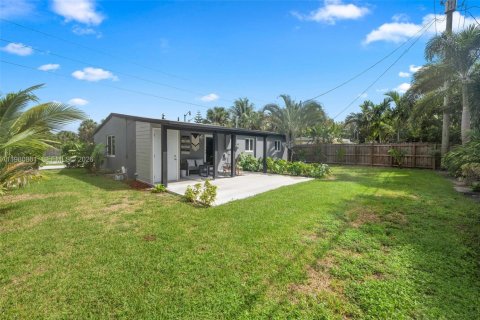 House in Pompano Beach, Florida 4 bedrooms, 91.79 sq.m. № 2079928 - photo 21
