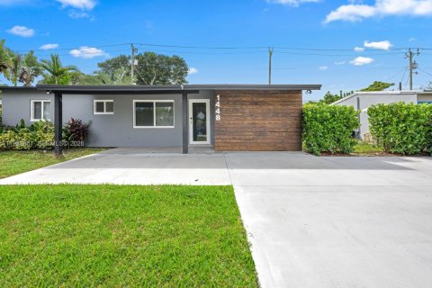 House in Pompano Beach, Florida 4 bedrooms, 91.79 sq.m. № 2079928 - photo 1