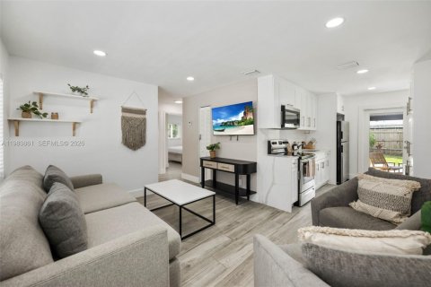 House in Pompano Beach, Florida 4 bedrooms, 91.79 sq.m. № 2079928 - photo 2