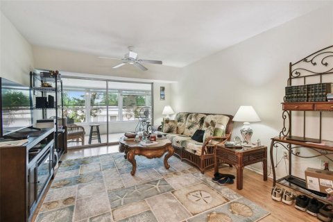 Condo in Saint Petersburg, Florida, 2 bedrooms  № 1774690 - photo 11