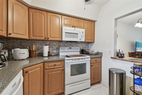 Condo in Saint Petersburg, Florida, 2 bedrooms  № 1774690 - photo 5
