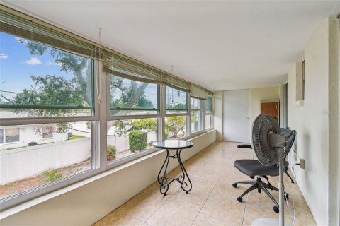 Condo in Saint Petersburg, Florida, 2 bedrooms  № 1774690 - photo 13