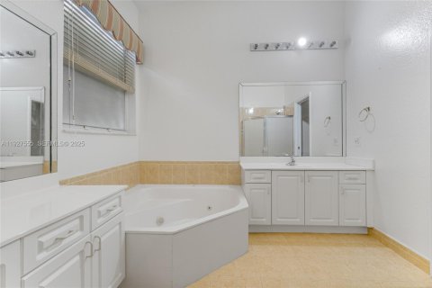 Купить виллу или дом в Мирамар, Флорида 3 спальни, 184.5м2, № 1988950 - фото 15