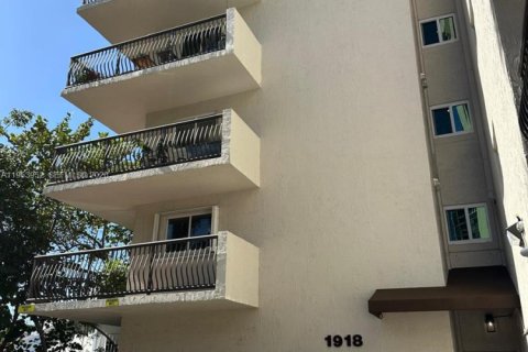 Condominio en Miami, Florida, 1 dormitorio  № 2007985