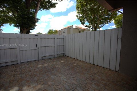 Townhouse in Miami, Florida 3 bedrooms, 141.49 sq.m. № 2087039 - photo 28