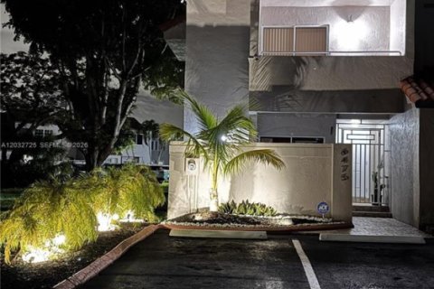 Townhouse in Miami, Florida 3 bedrooms, 141.49 sq.m. № 2087039 - photo 3
