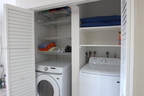 Townhouse in Miami, Florida 3 bedrooms, 141.49 sq.m. № 2087039 - photo 12