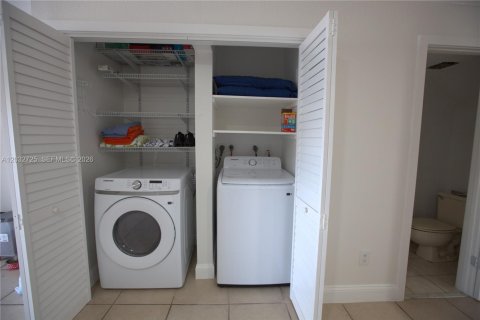 Townhouse in Miami, Florida 3 bedrooms, 141.49 sq.m. № 2087039 - photo 11