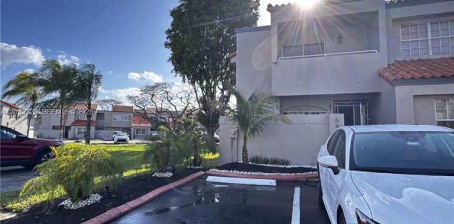Townhouse in Miami, Florida 3 bedrooms, 141.49 sq.m. № 2087039