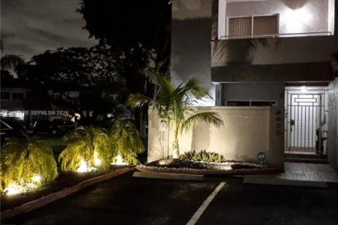 Townhouse in Miami, Florida 3 bedrooms, 141.49 sq.m. № 2087039 - photo 2