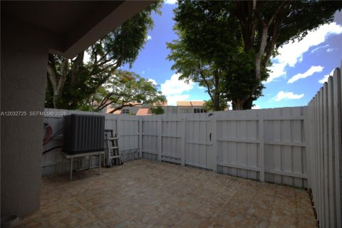 Townhouse in Miami, Florida 3 bedrooms, 141.49 sq.m. № 2087039 - photo 29