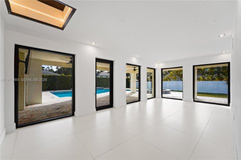 House in Palmetto Bay, Florida 4 bedrooms, 389.07 sq.m. № 2033522 - photo 20