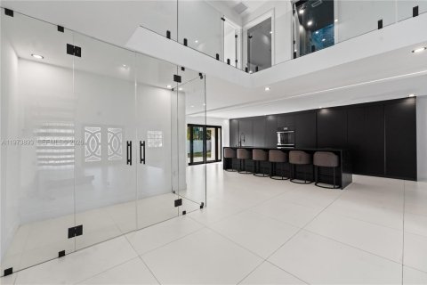 House in Palmetto Bay, Florida 4 bedrooms, 389.07 sq.m. № 2033522 - photo 14