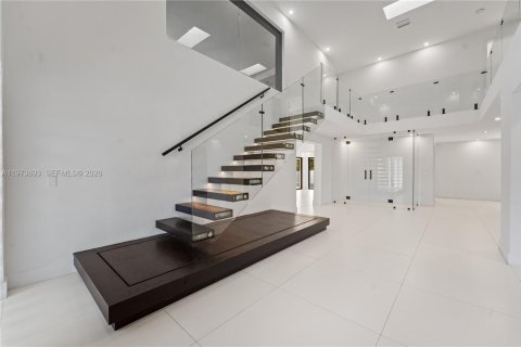 House in Palmetto Bay, Florida 4 bedrooms, 389.07 sq.m. № 2033522 - photo 6